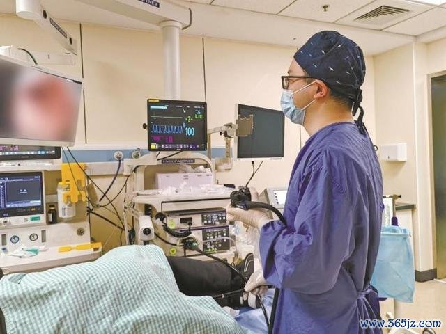 宁波大学附庸第一病院消化内科主任医师胡柯峰在为患者作念胃肠镜。受访者供图